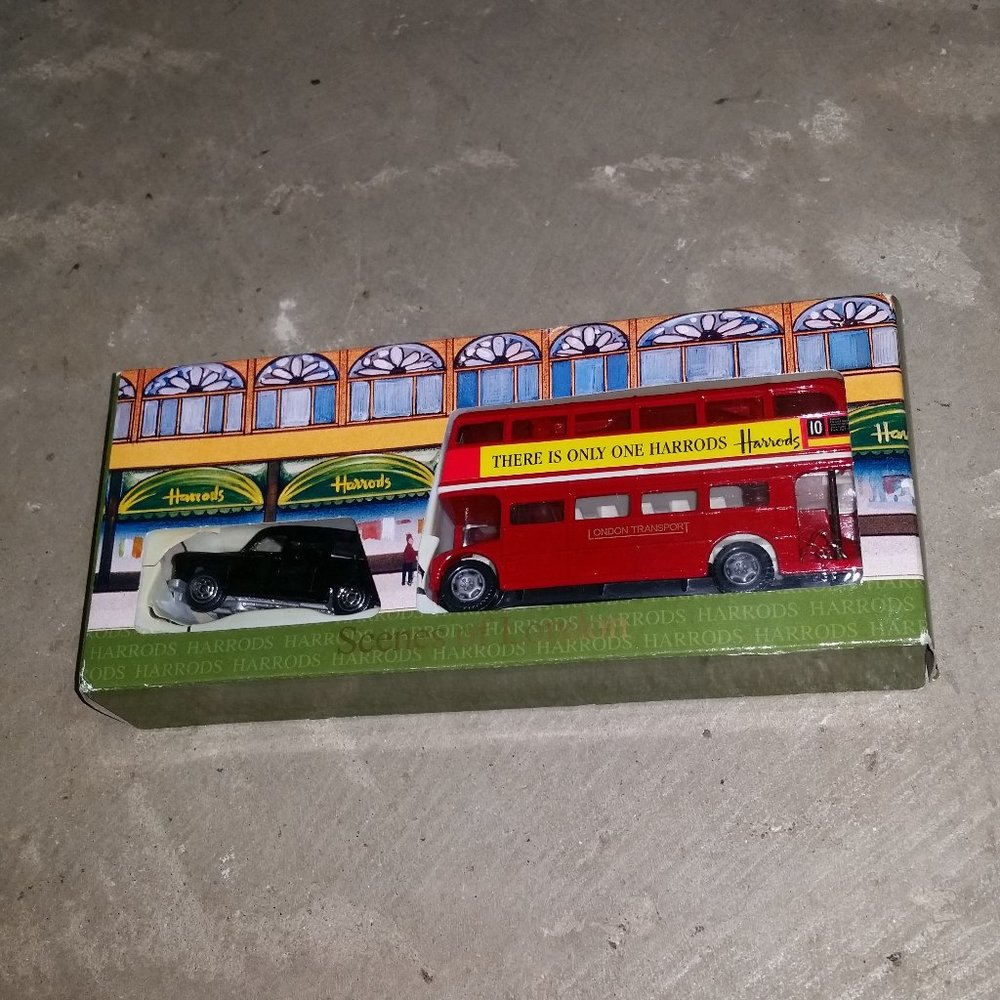 2007 Harrods Double Decker Bus & Black Taxi Cab